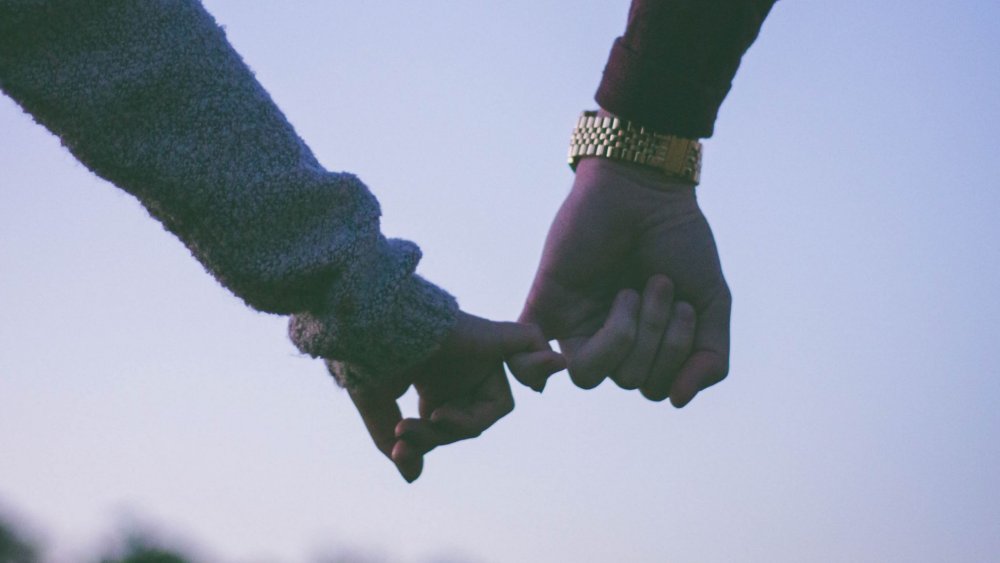 Пара держится за руки Эстетика