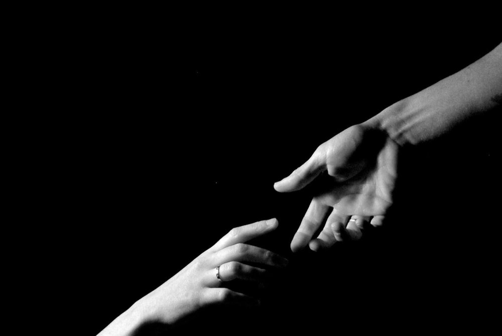 Руки на черном фоне