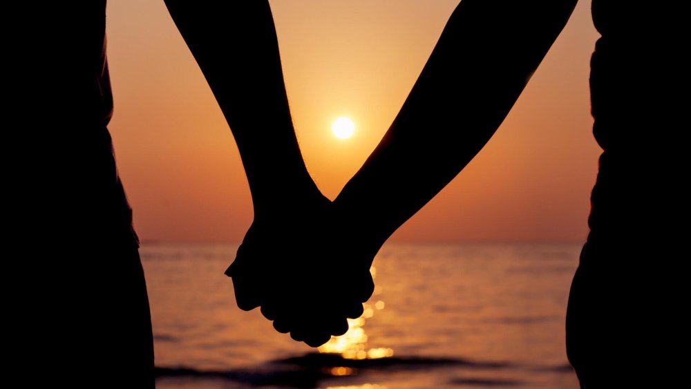 Держаться за руки на закате