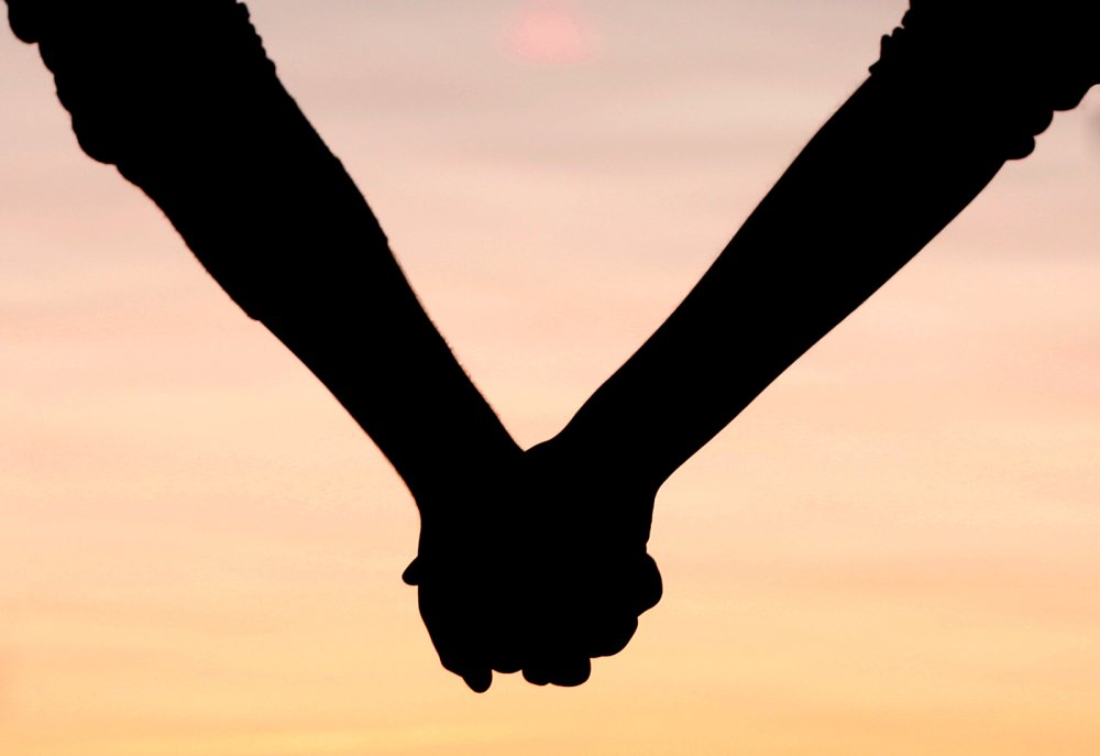 Люди держатся за руки