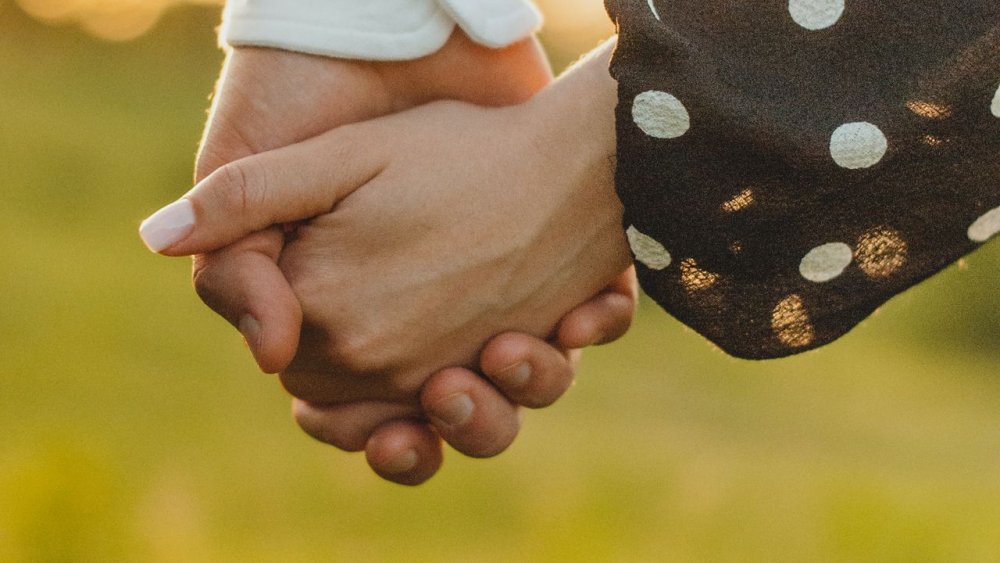 Руки тянутся друг к другу