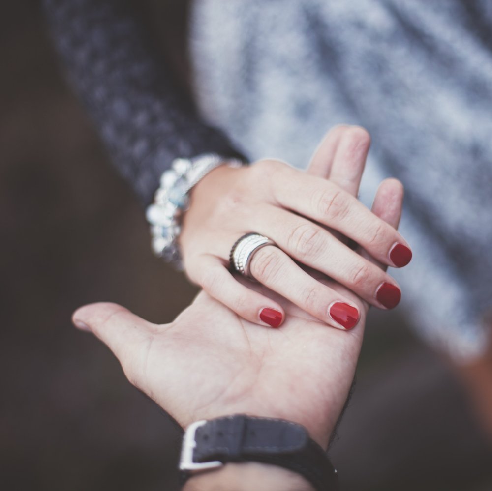 Мужская и женская рука