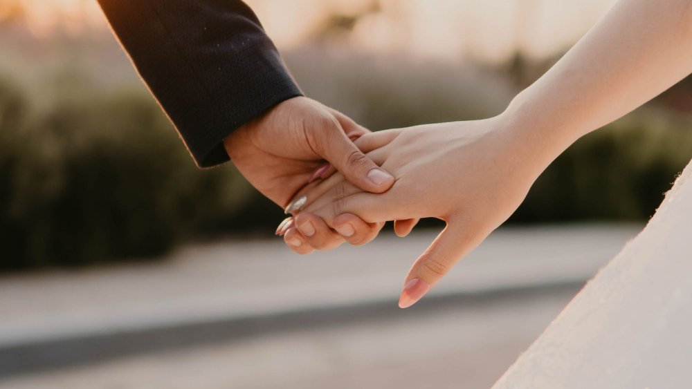 Обои руки влюбленных