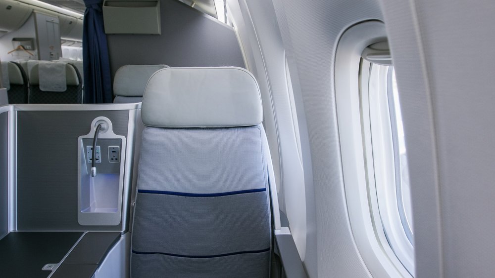 Фон в кресле самолета