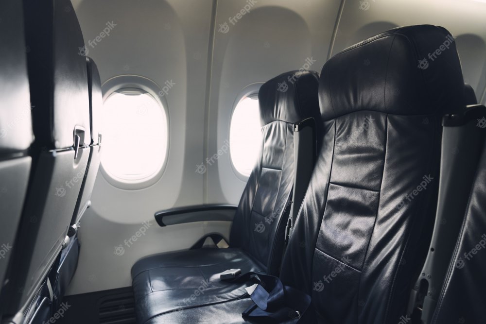 Красивый парень в самолете