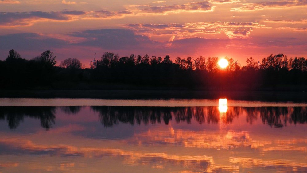 Над светлым озером пурпуровой зари