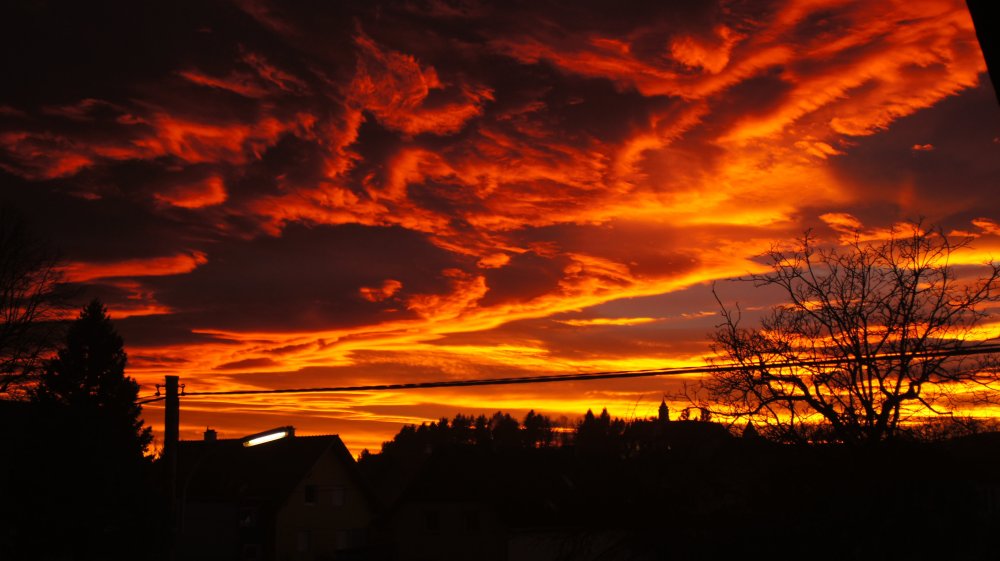 Оранжево-тёмное небо