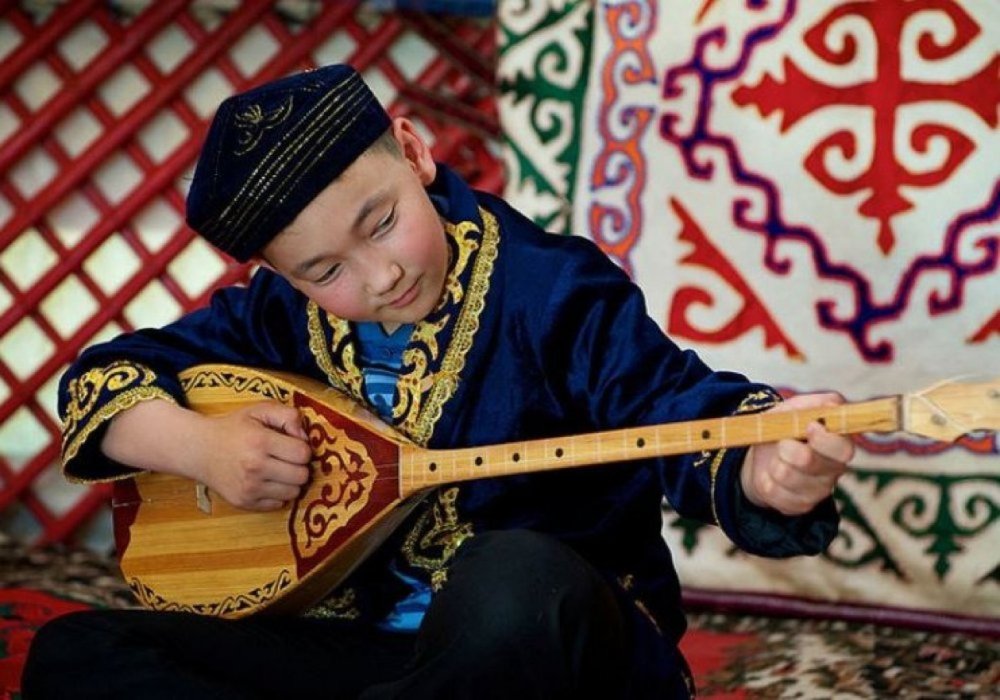 Казах с домброй