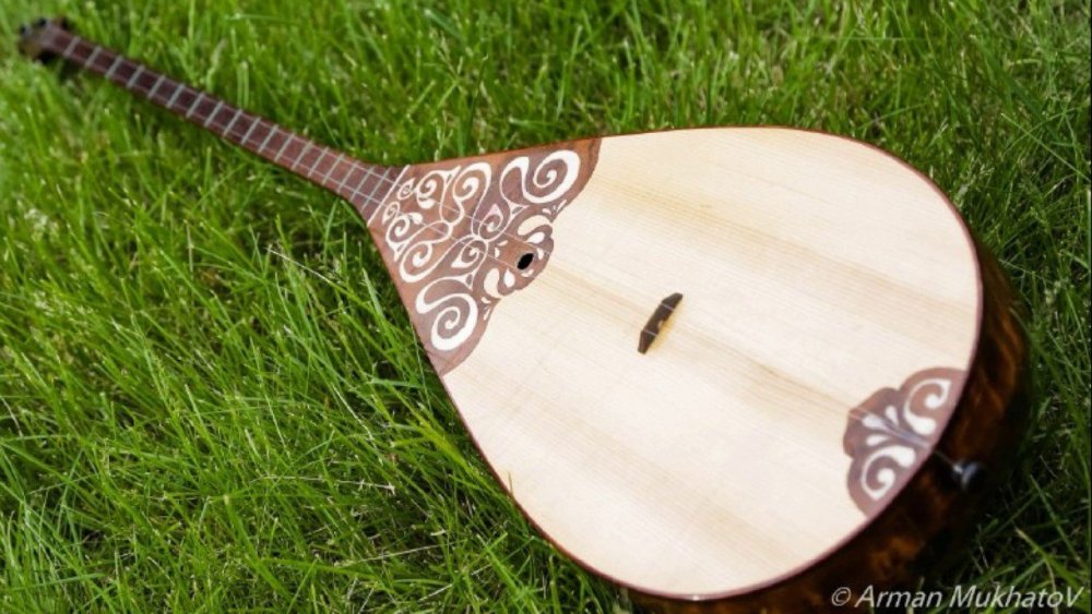 Домбра казахская