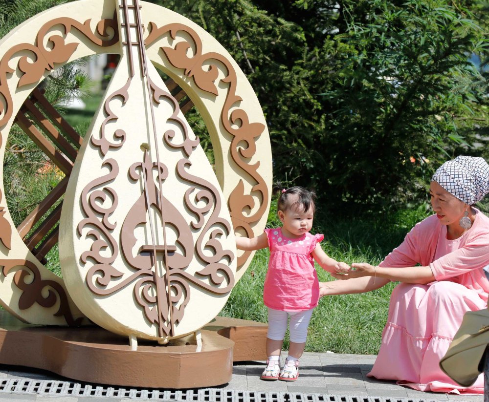 Национальный инструмент казахов домбра