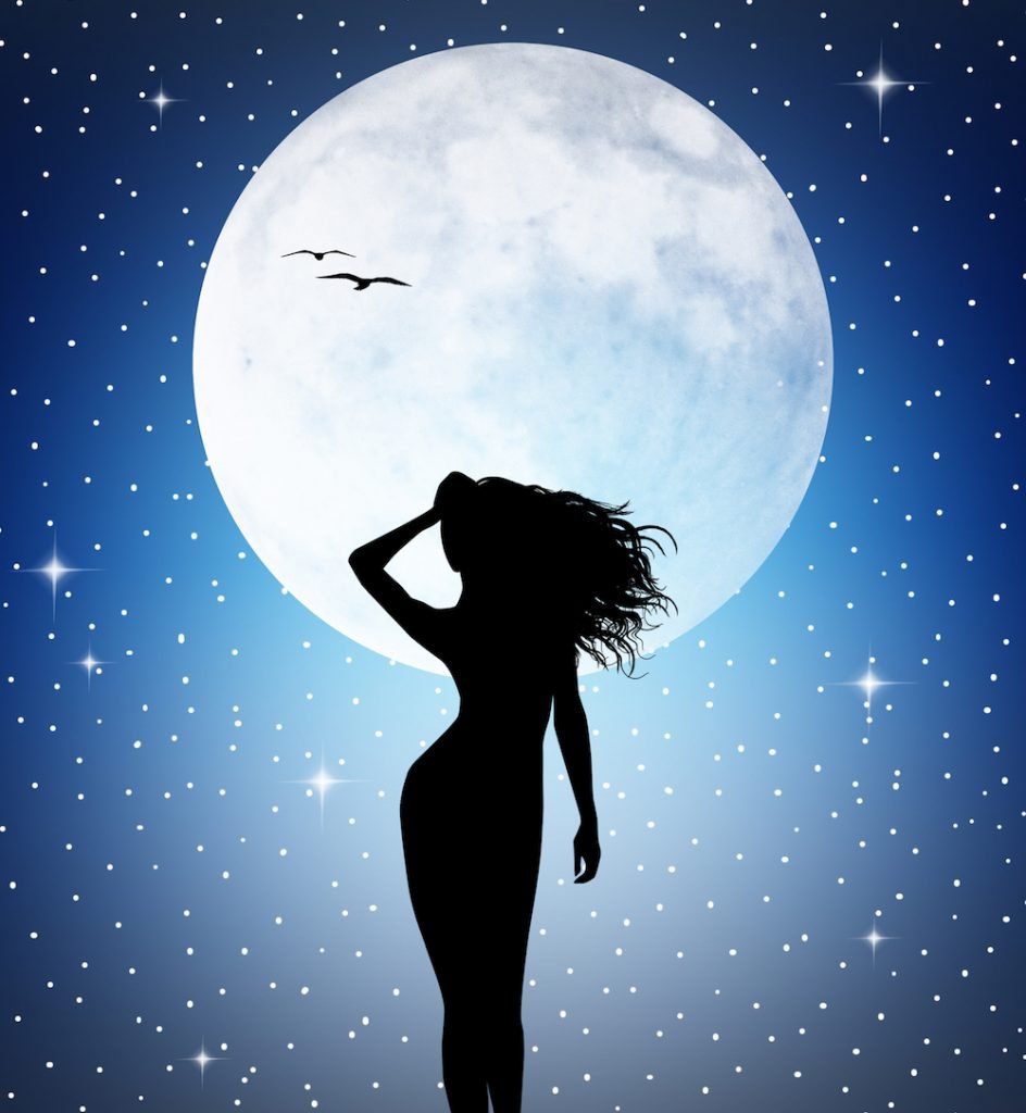 Силуэт девушки на Луне