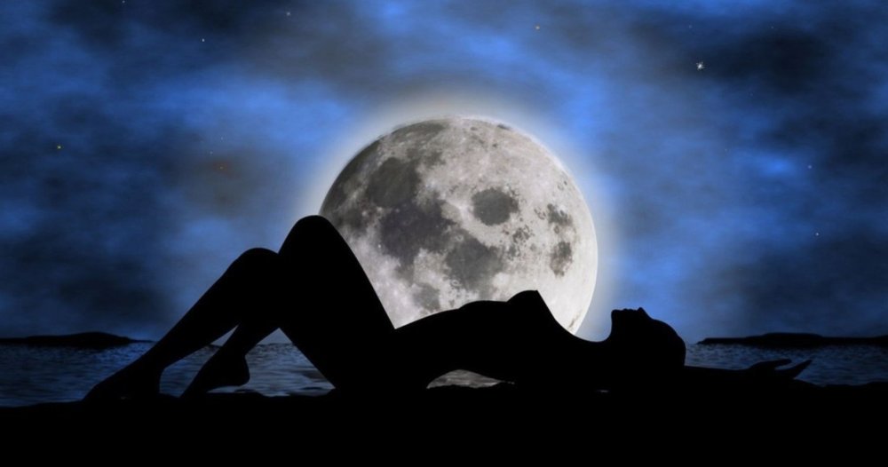 Девочка на фоне Луны