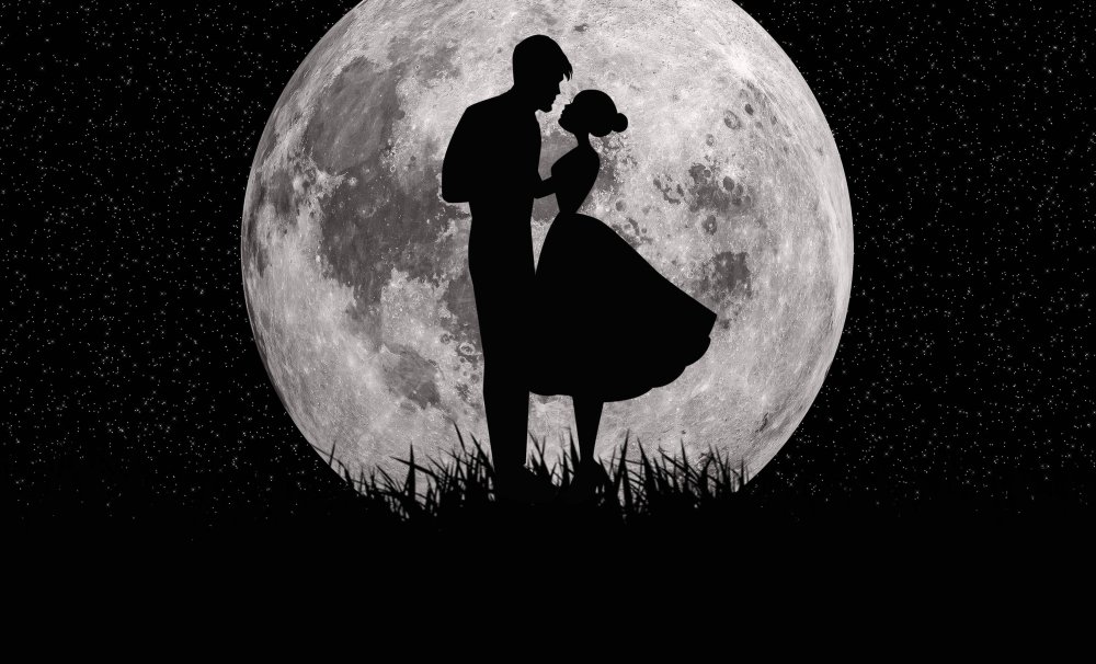 Силуэт на фоне Луны