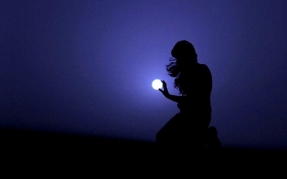 Девушка в темноте