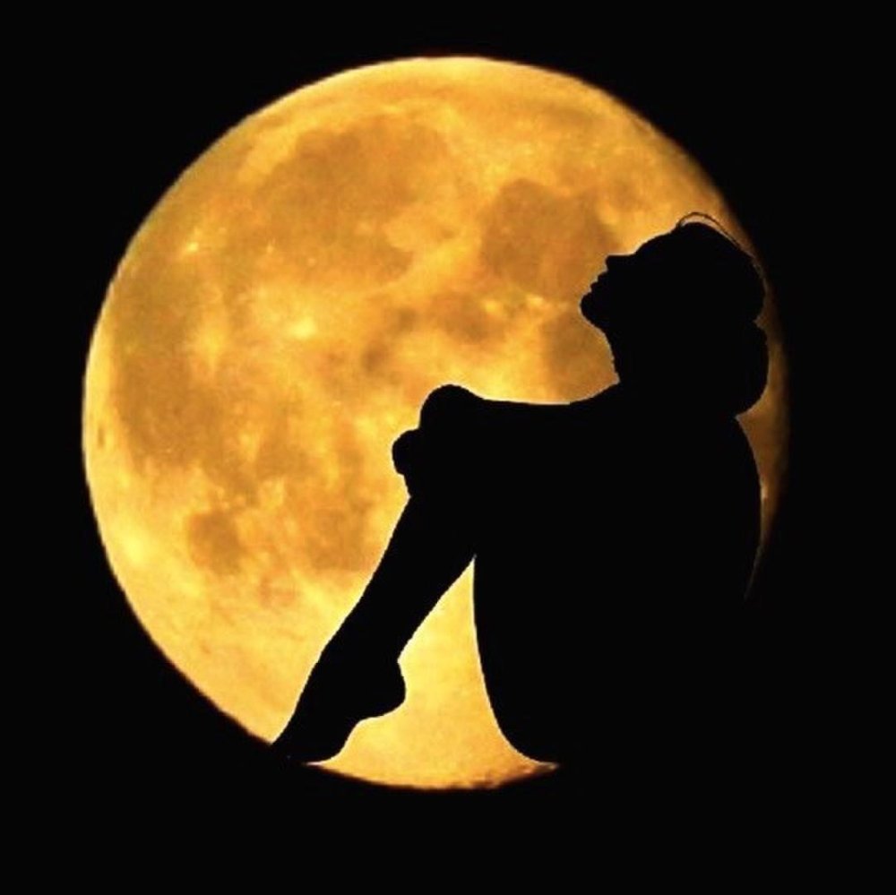 Силуэт человека на фоне Луны