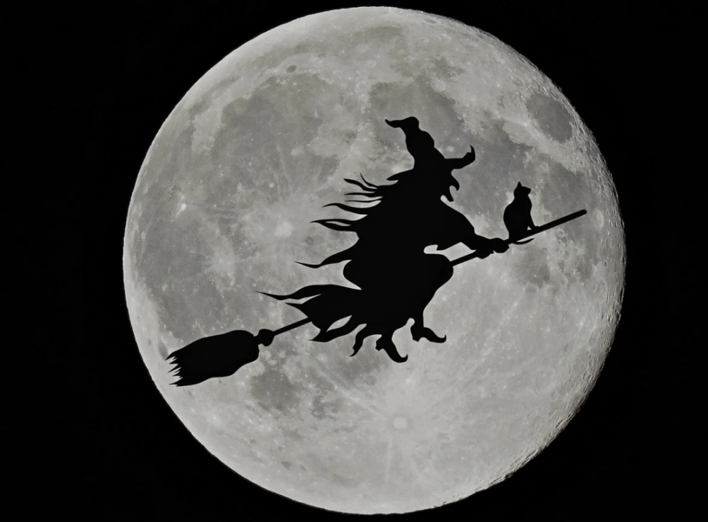 Силуэт на фоне Луны