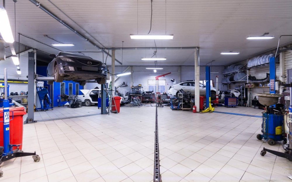 Машина на подъемнике