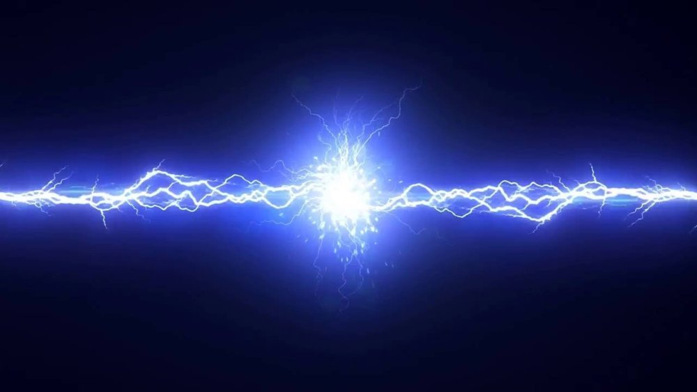 Молния на черном фоне