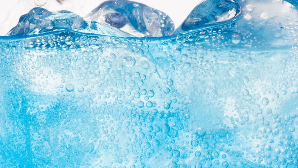 Коктейли на темном фоне