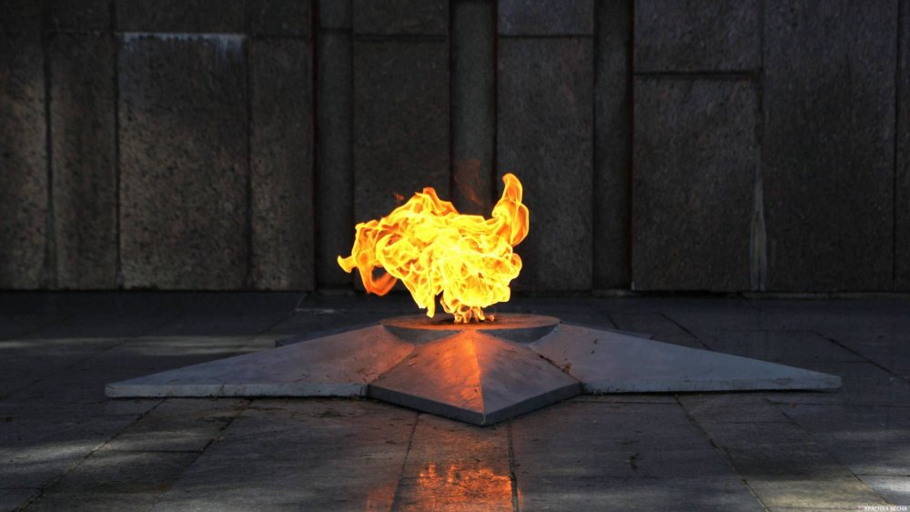 Вечный огонь на прозрачном фоне