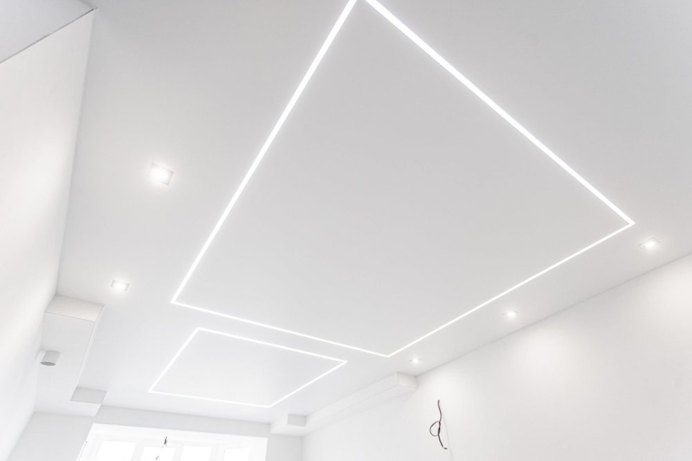 Натяжной потолок белый