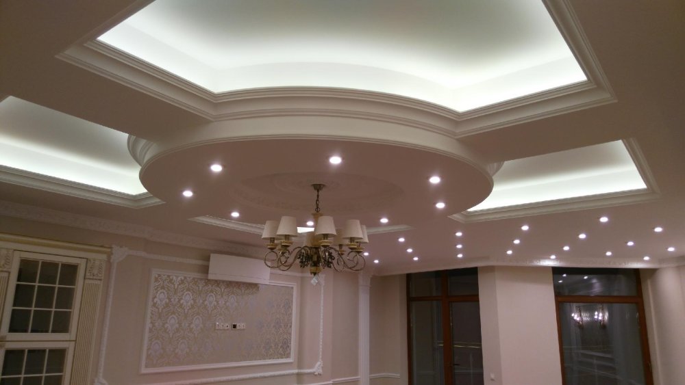 Фигурный гипсокартонный потолок в зале