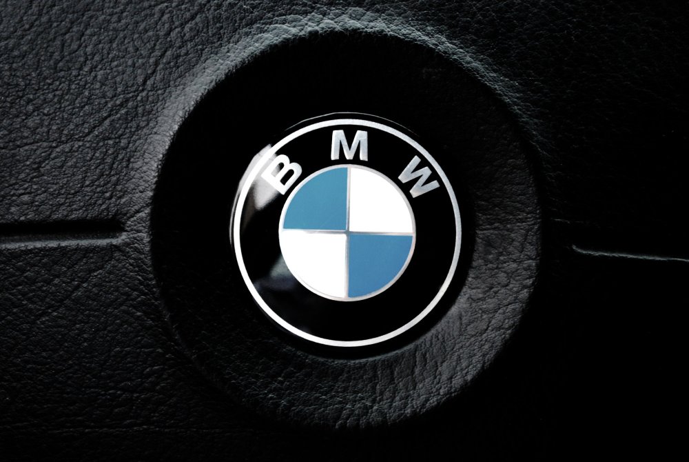 Логотип BMW на черном фоне