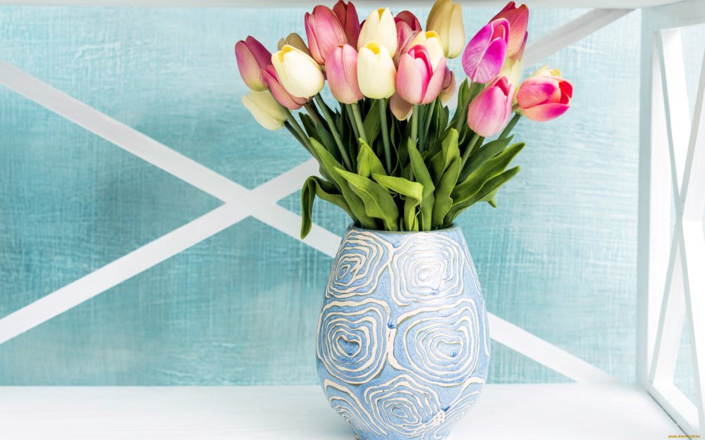 Ваза с тюльпанами