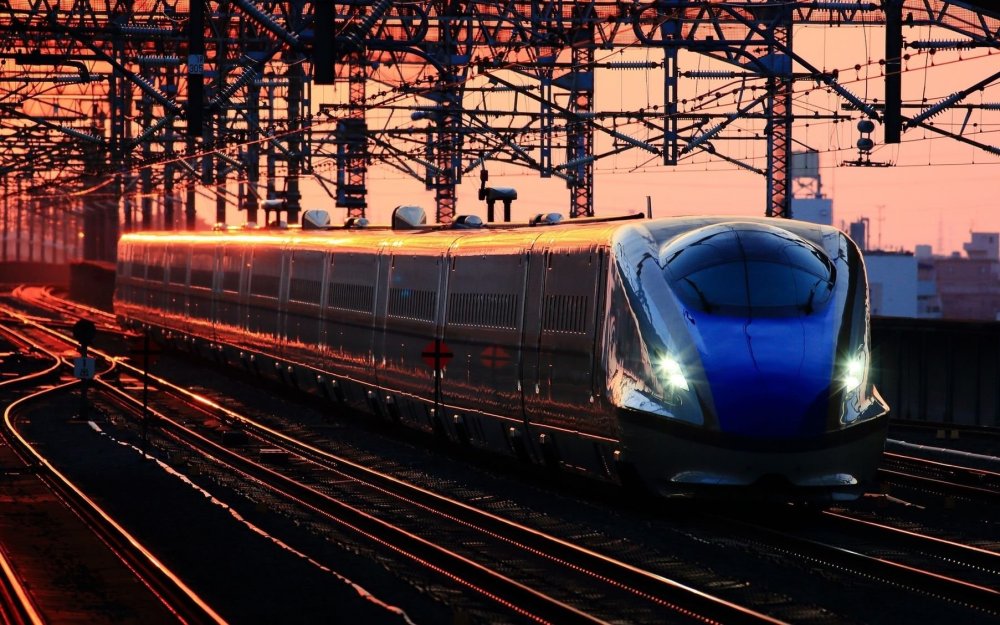 Несущийся поезд