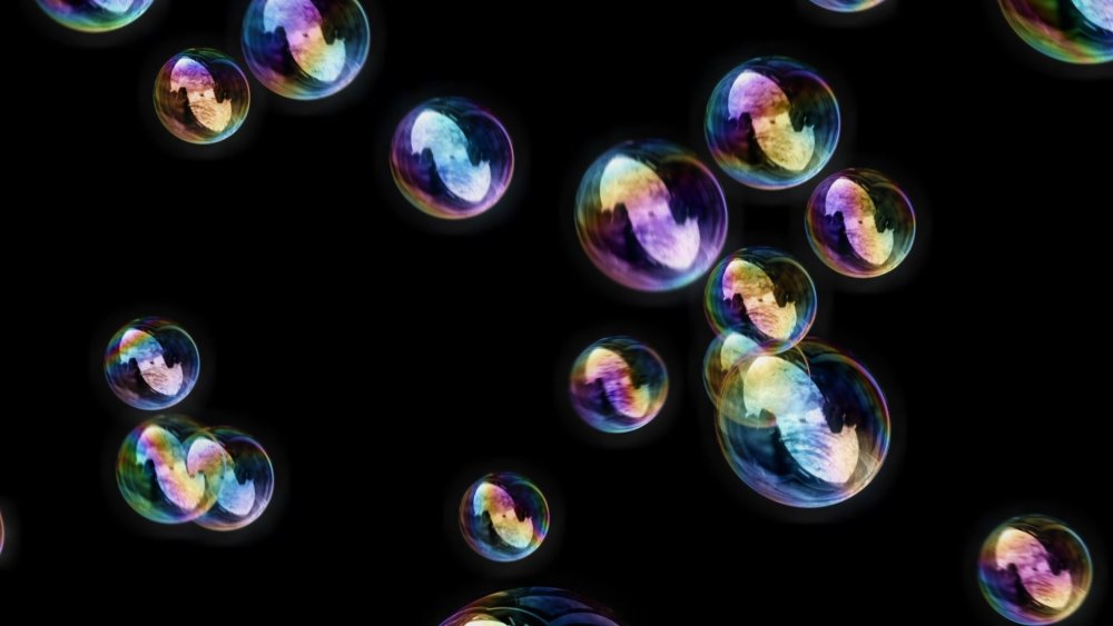 Мыльные пузыри на черном фоне