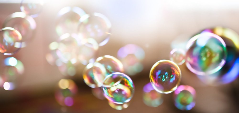 Радужный фон с мыльными пузырями