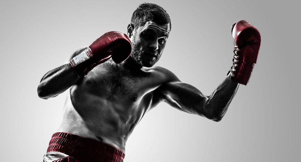 Боец на белом фоне