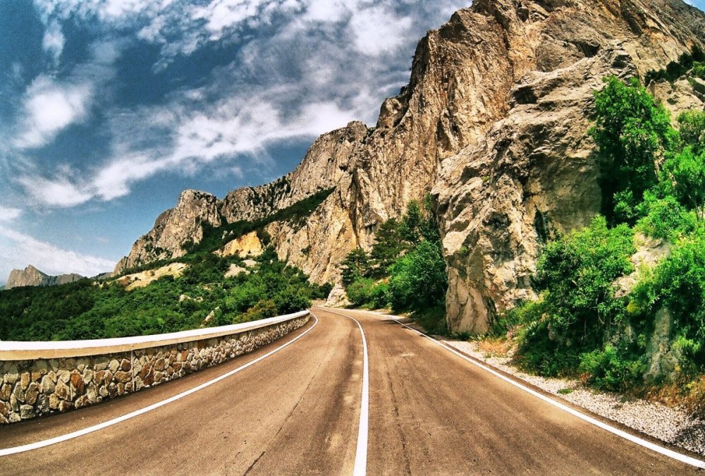 Дорога вдоль моря вид сбоку