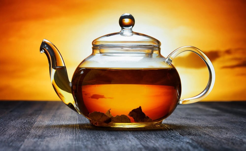 Чайник с черным чаем