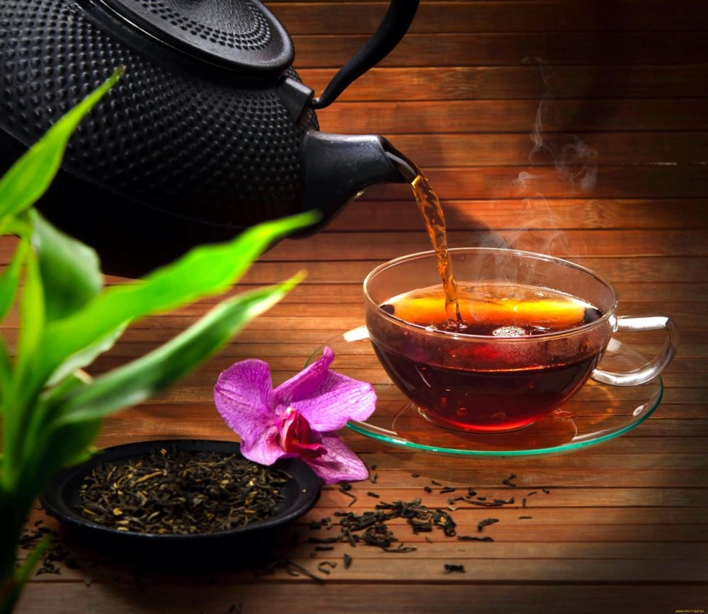 Чайник с черным чаем