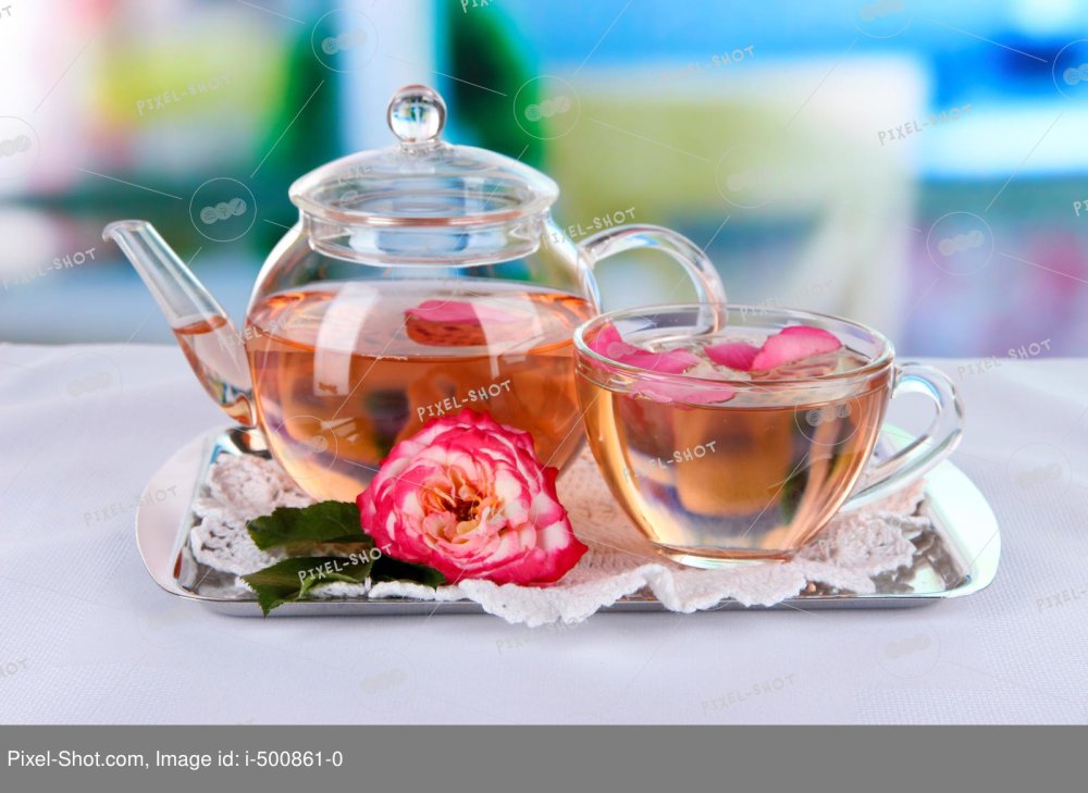 Чай из чайника на подносе