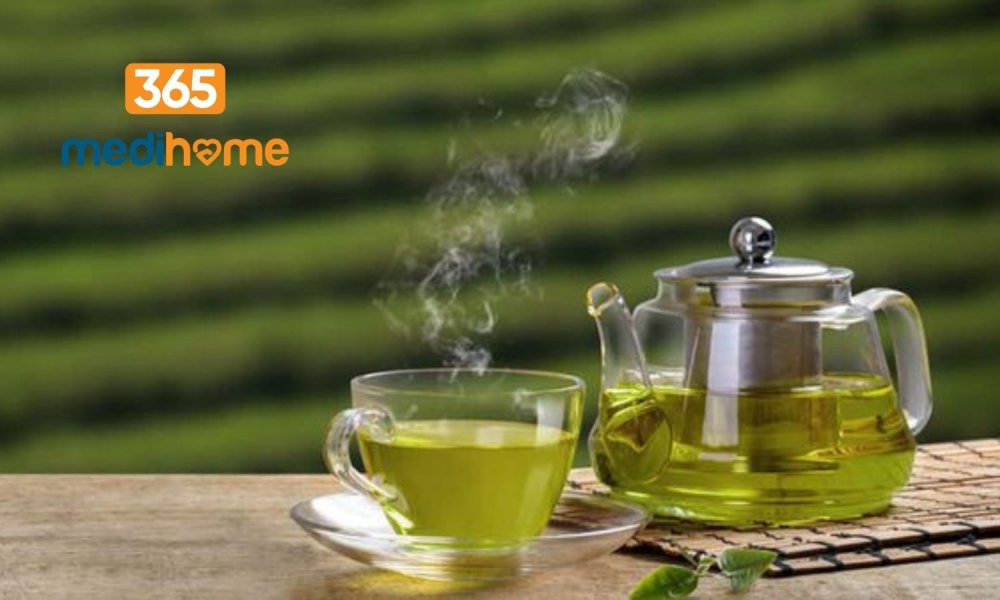 Чашка чая на зелёном фоне