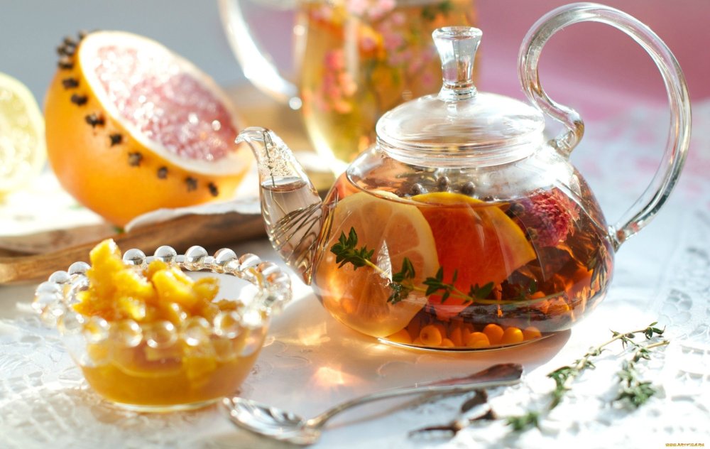 Ягодный чай в чайнике