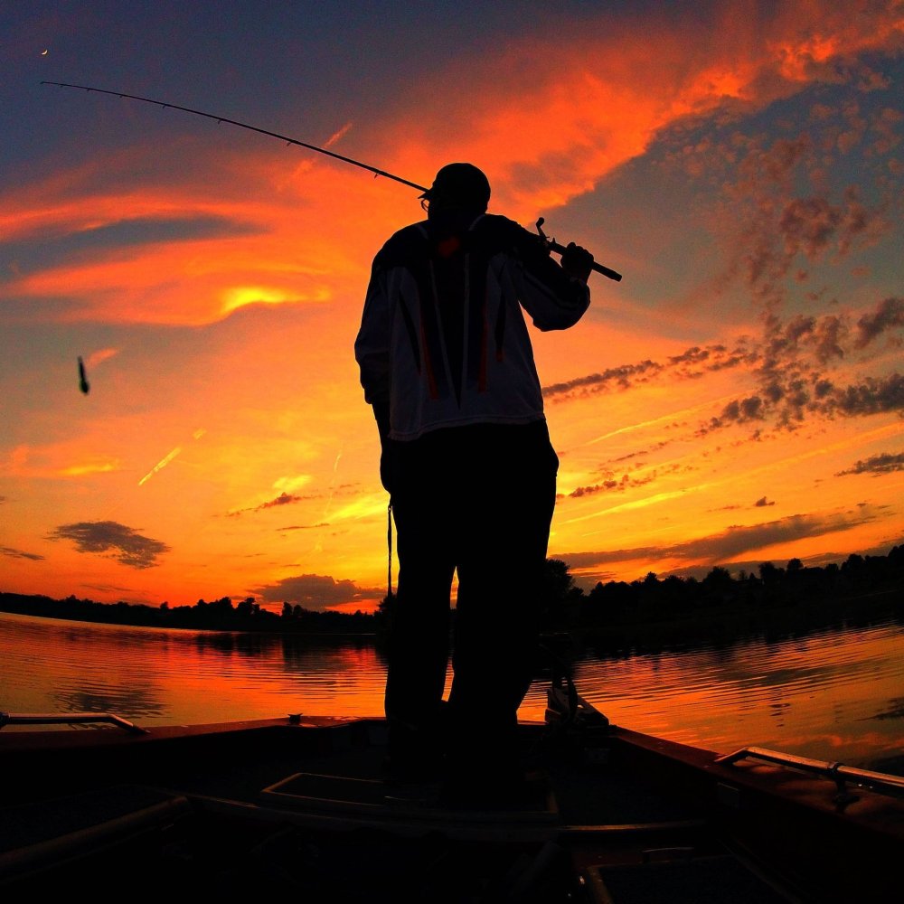 Рыбалка с лодки на закате