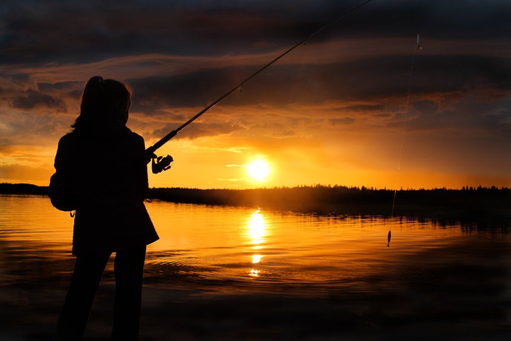 Рыбак в лодке на закате