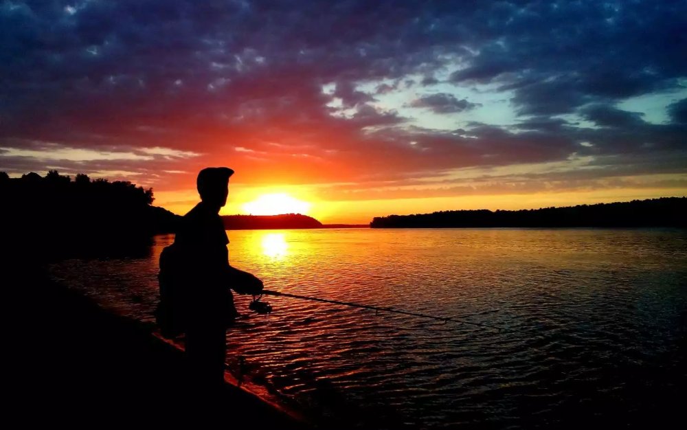 Рыбак со спины