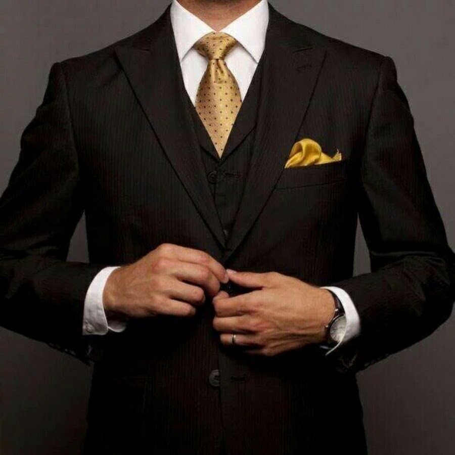 Мужчина в костюме в полный рост