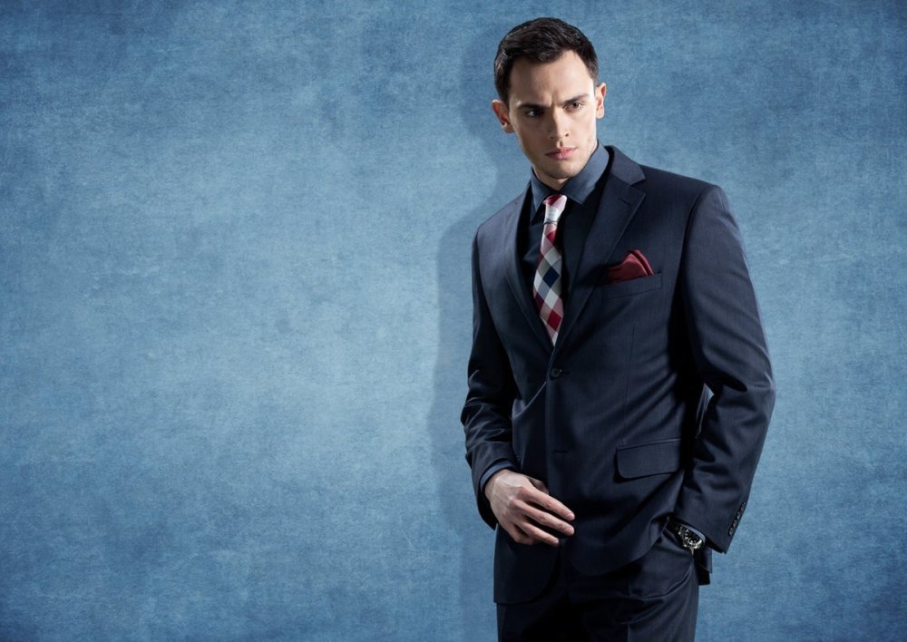 Костюм с красным галстуком