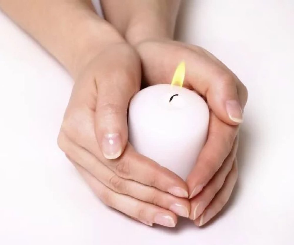 Свеча в ладонях