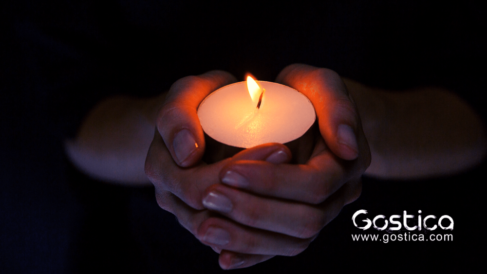 Зажженная свеча в руках