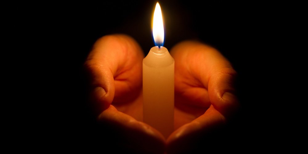 Свеча в руках картинки