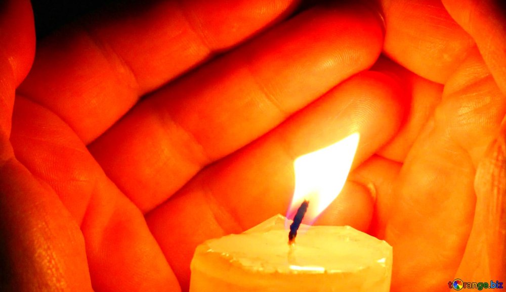 Памятная свеча в руках