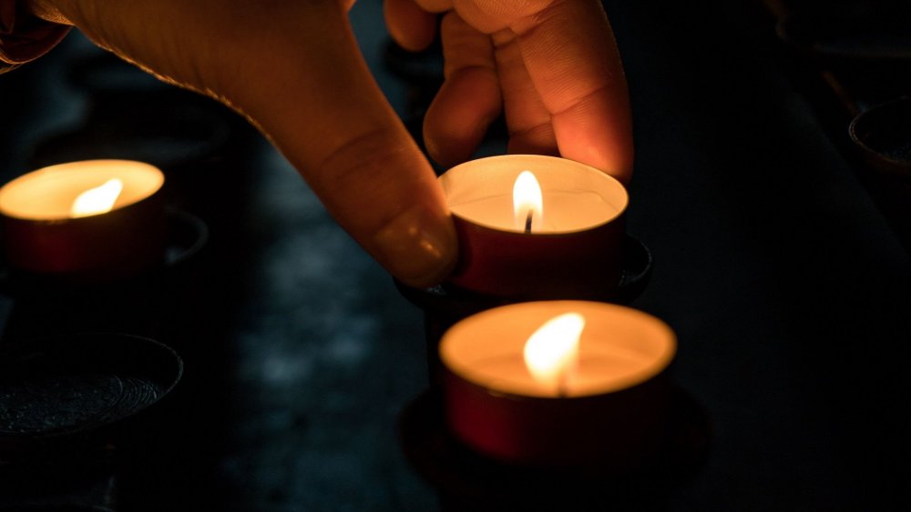 Свеча в руках