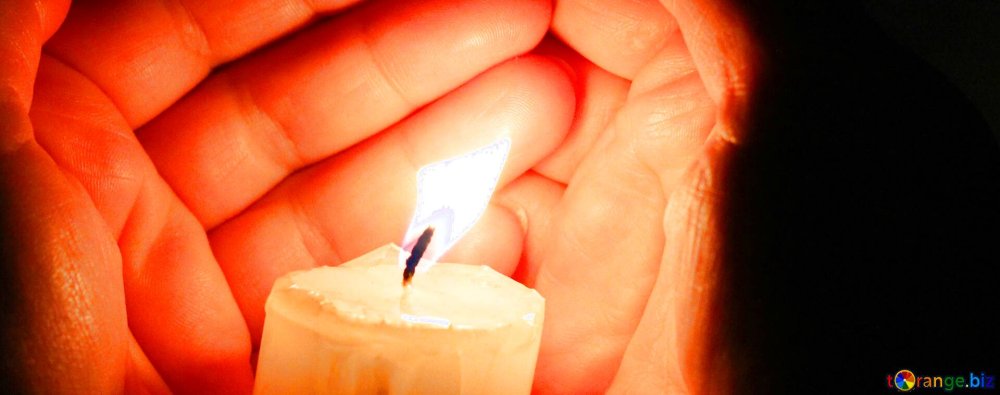 Свечка в ладонях