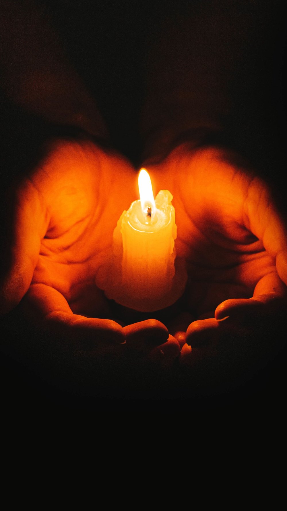 Свеча в ладонях